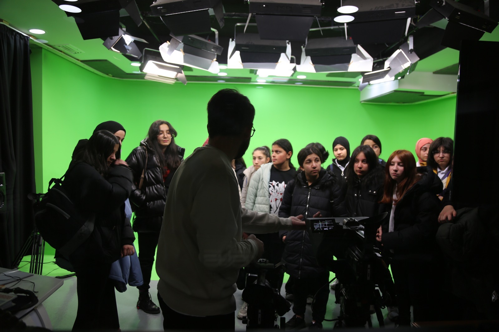 LİSE ÖĞRENCİLERİNE RADYO VE TV YANCILIĞI ANLATILDI