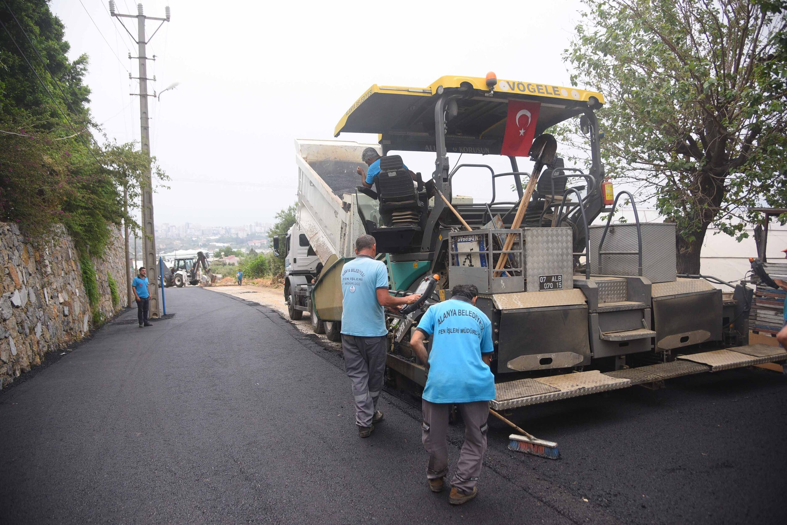 MAHMUTLAR KÜVES VE RECEPLİ’NİN ASFALTI TAMAMLAND