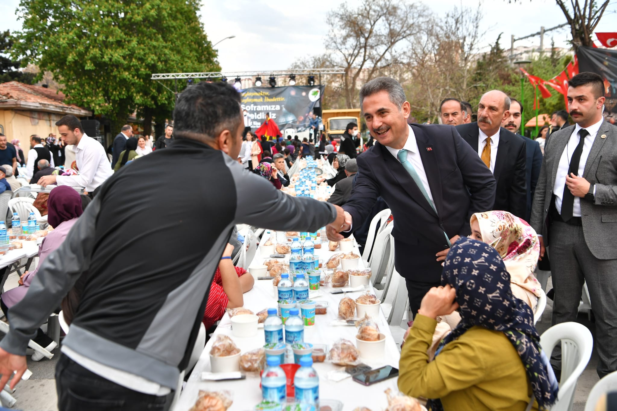 Mamak Belediyesi İftar Sofralarıyla Mahalle Kültürünü Yaşatıyor