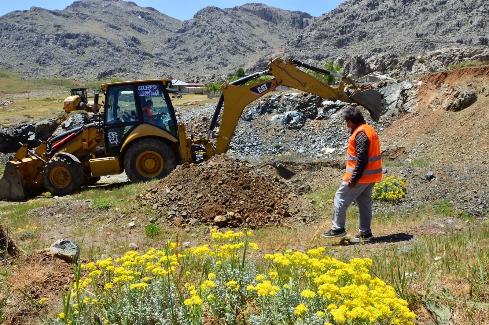 MANAVGAT BELEDİYESİ’NDEN YAYLA YOLLARINA BAKIM SEFERBERLİĞİ