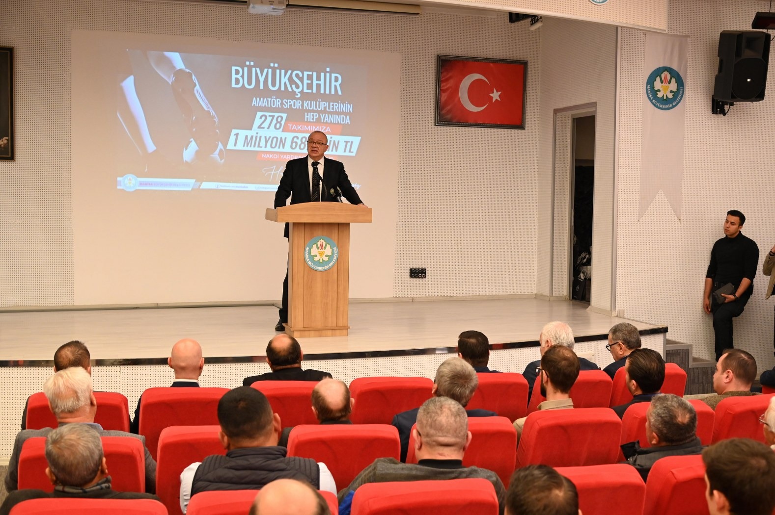 Manisa Büyükşehir Belediye Başkanı Cengiz Ergün, amatör spor kulüplerine nakdi destek