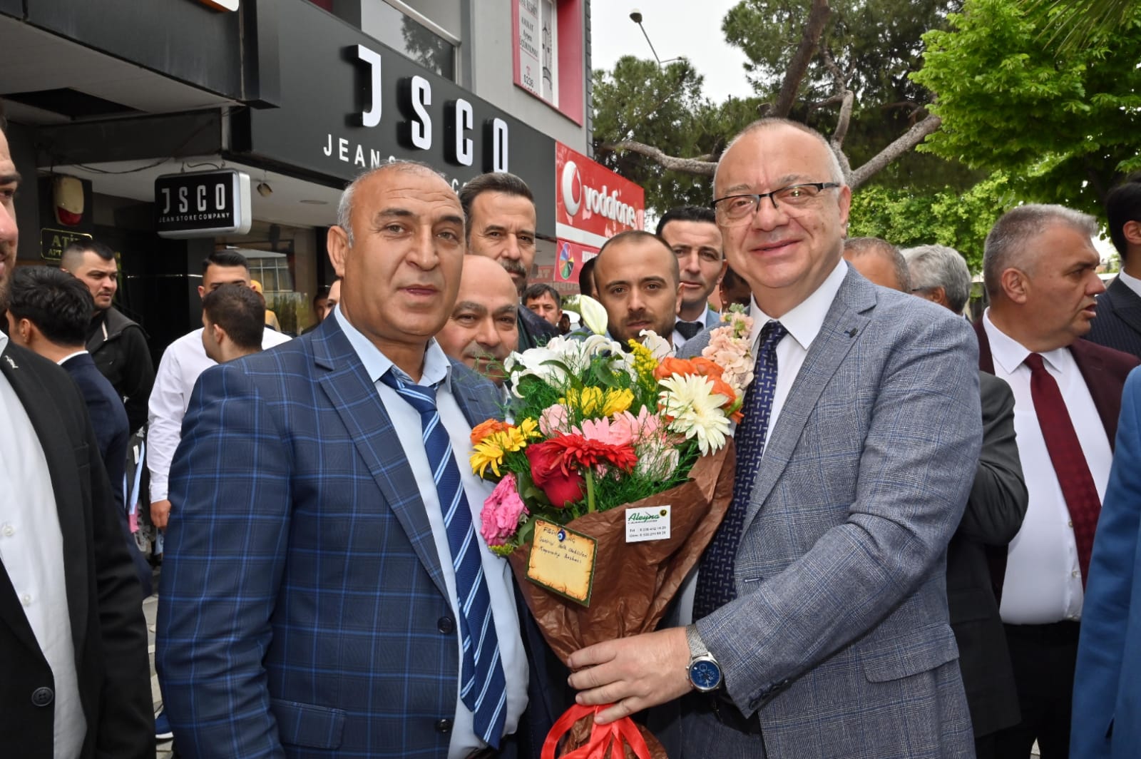 Manisa Büyükşehir Belediye Başkanı Cengiz Ergün, MHP Manisa Milletvekili Adayı Ali Uçak ile birlikte Akhisar’a ziyarette bulundu