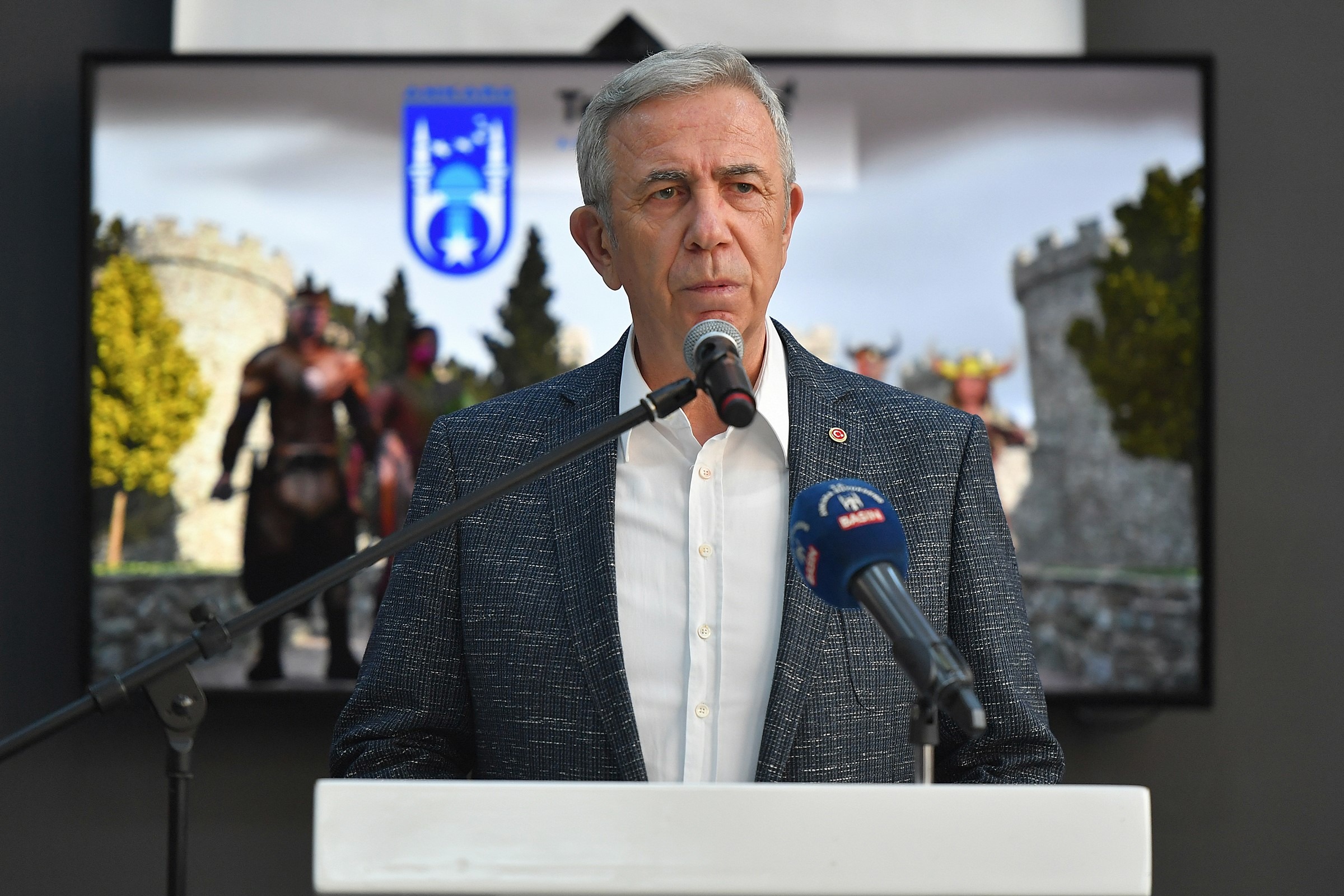 MANSUR YAVAŞ TECHBRİDGE AKADEMİ SERTİFİKA TÖRENİNDE GENÇLERLE BULUŞTU   