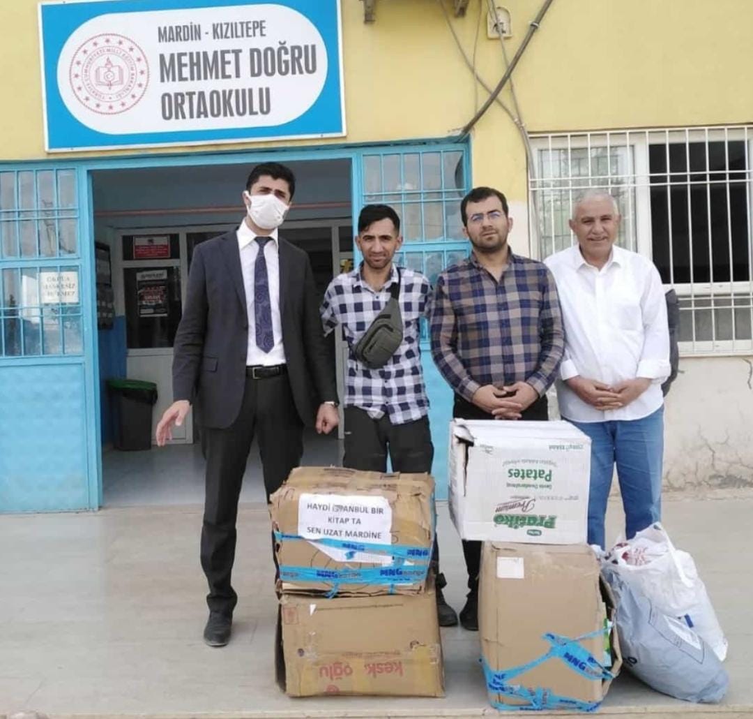 Mardinli Genç Topladığı Kitapları Okula Bağışladı