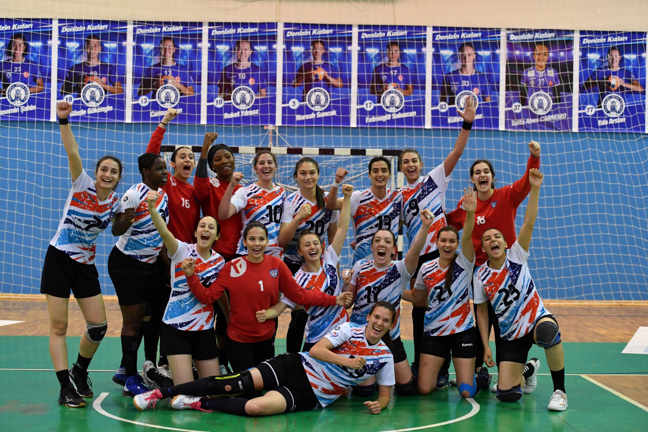 Mavi Kelebekler’den lidere çelme