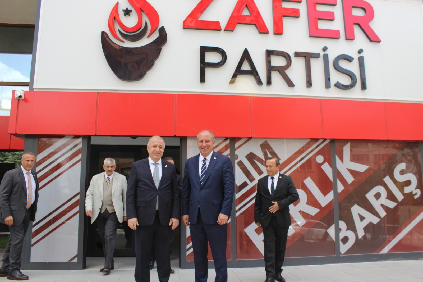 MEMLEKET PARTİSİ GENEL BAŞKANI MUHARREM İNCE HEYETİYLE BİRLİKTE ZAFER PARTİSİ GENEL MERKEZİ’Nİ ZİYARET ETTİ.