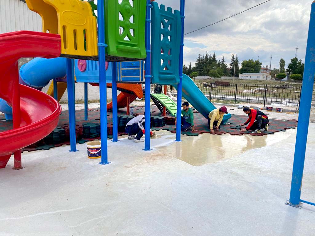 MERAM’IN MERKEZE UZAK MAHALLELERİNDEKİ 41 PARK YENİLENDİ