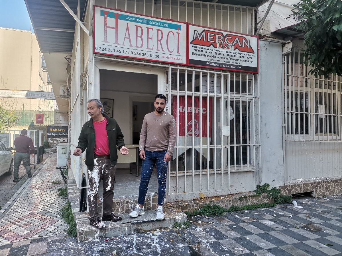 Mersin’de yerel gazeteye boyalı, yumurtalı saldırı