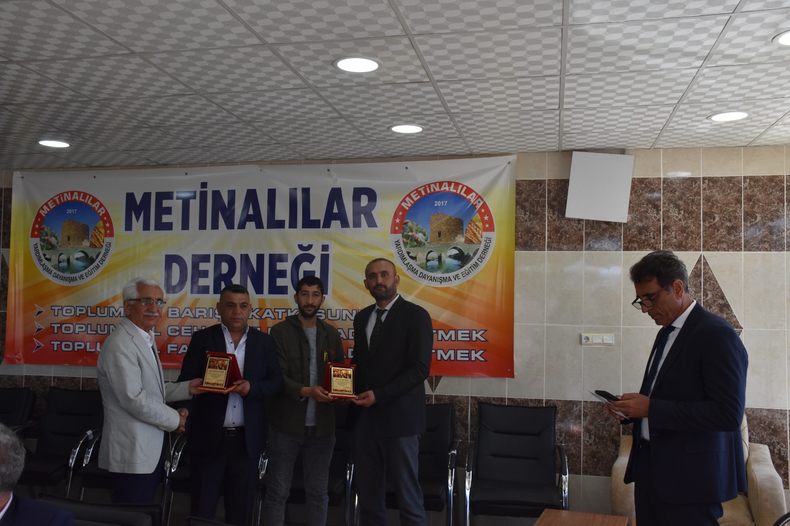 Metina Aşireti'nden Yazar Sinanoğluna Destek , Basına Plaket