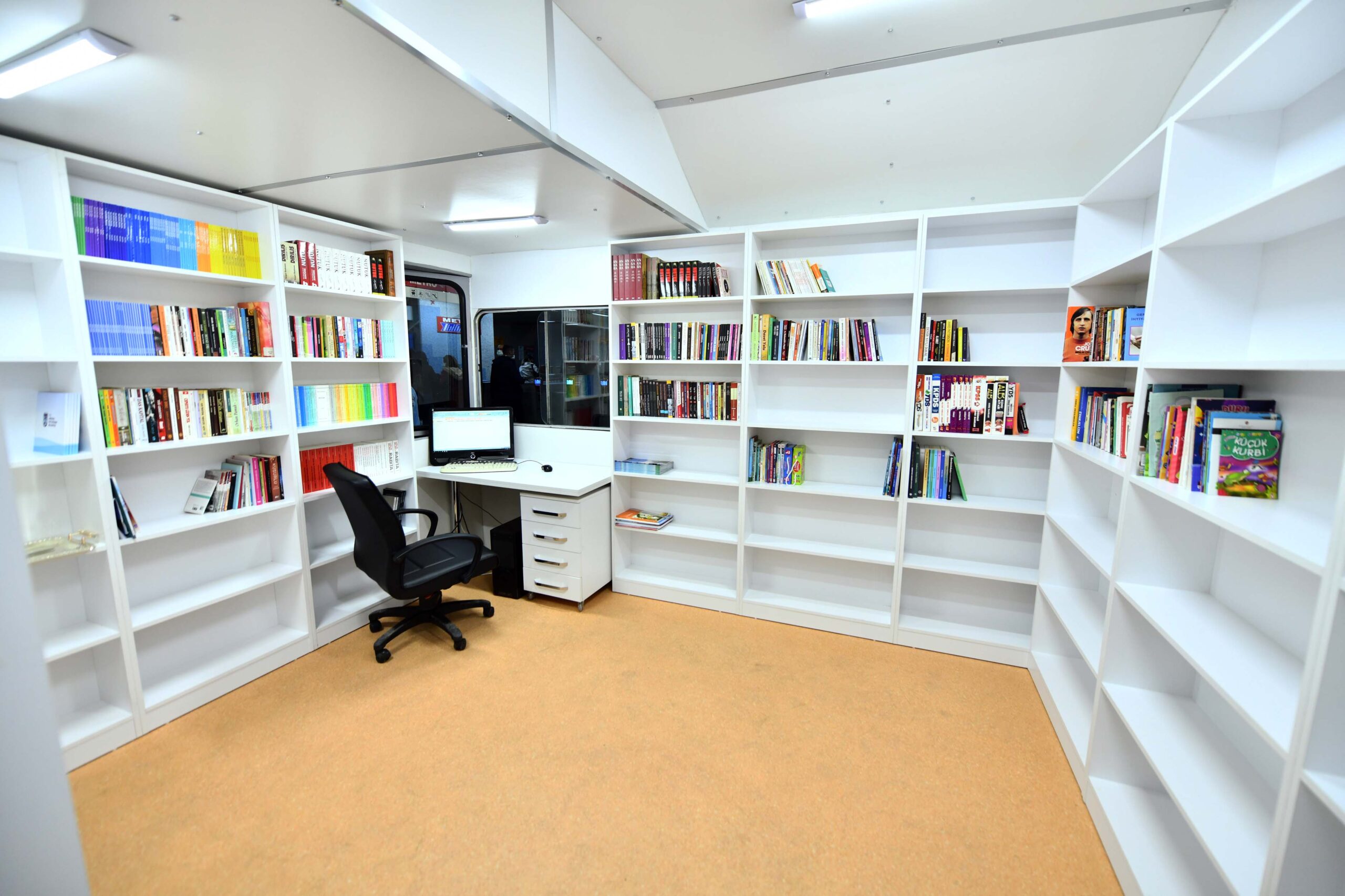 METRO KİTAP İSTASYONU AÇILDI