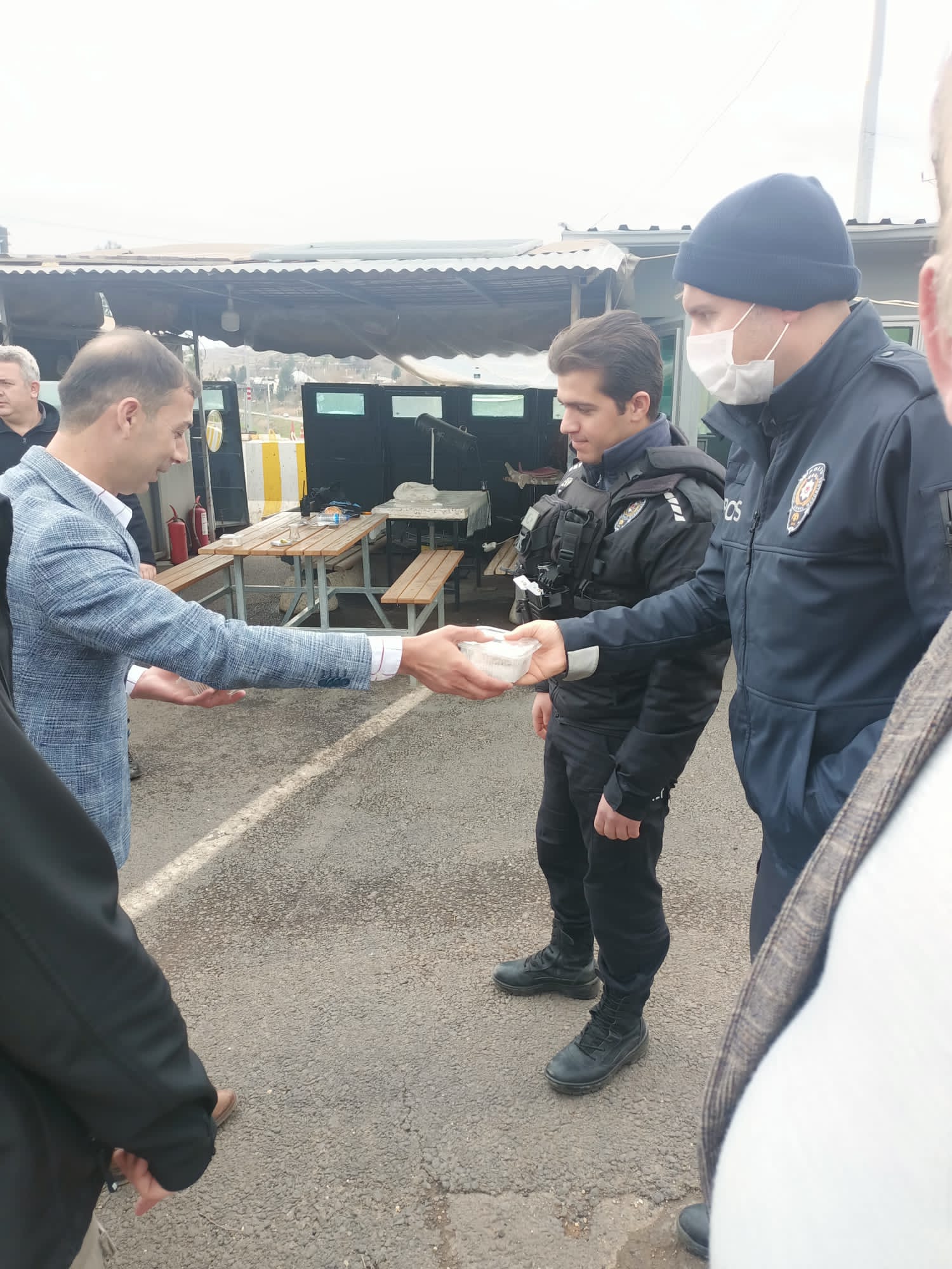 MHP Diyarbakır İl Başkanından Polislere Kandil Ziyareti