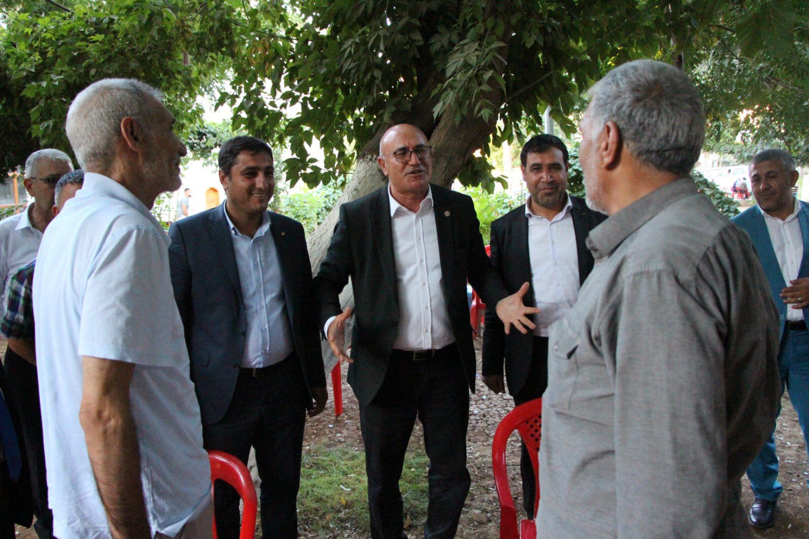 Milletvekili konuşurken vatandaş sigarasını tüttürdü