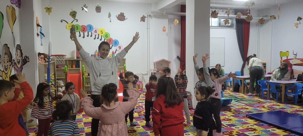 MİNİKLER ENERJİLERİNİ JİMNASTİKLE ATIYOR