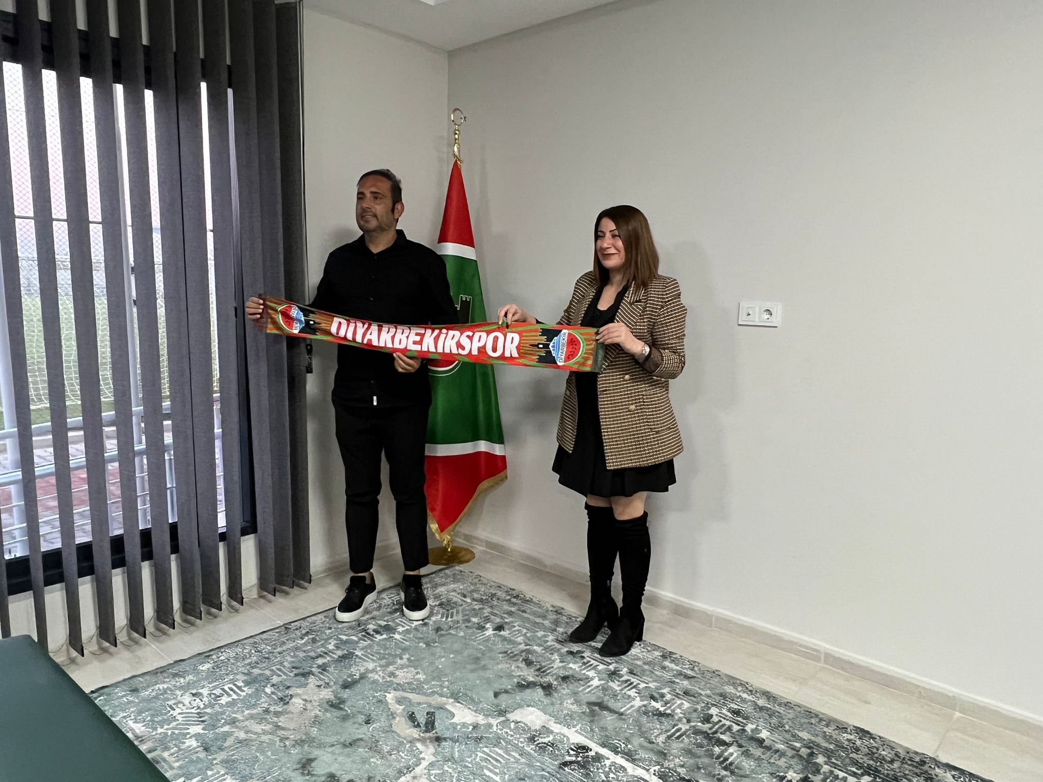 MİZGİN ÖĞRETMENE ÖĞRETMENLER GÜNÜ’NDE ANLAMI DESTEK DİYARBEKİRSPOR’DAN