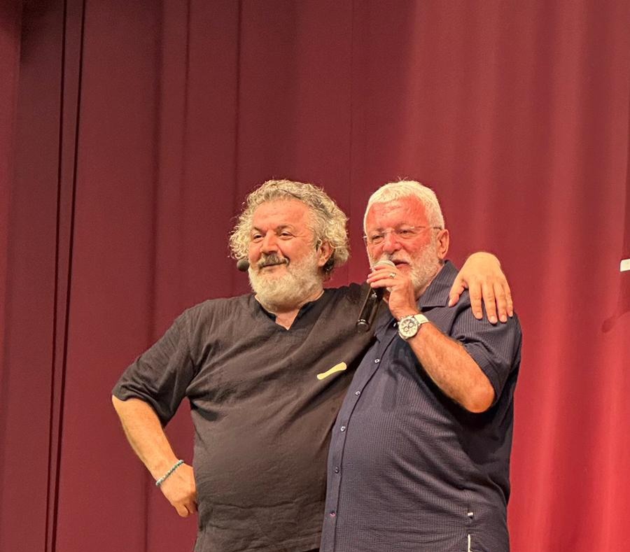 Müfit Can Saçıntı'ya tiyatro sahnesinde Onur Akın sürprizi