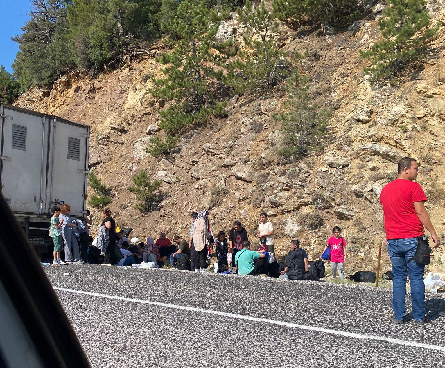 MUĞLA’DA LASTİĞİ PATLAYAN TIRDAN 100’E YAKIN GÖÇMEN ÇIKTI