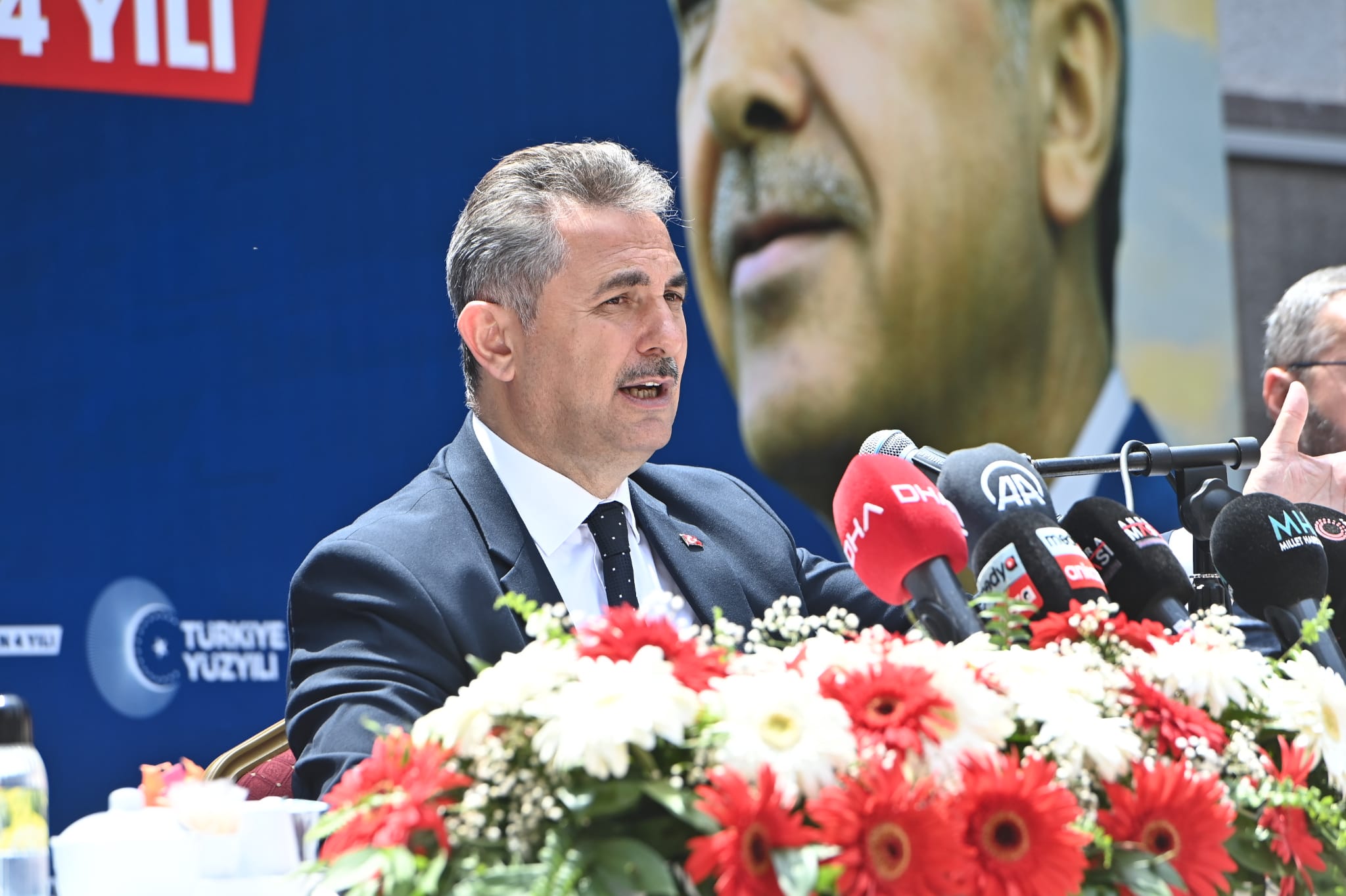 MURAT KÖSE: “ROZETSİZ BAŞKAN İL İL GEZEREK SİYASET YAPTI”