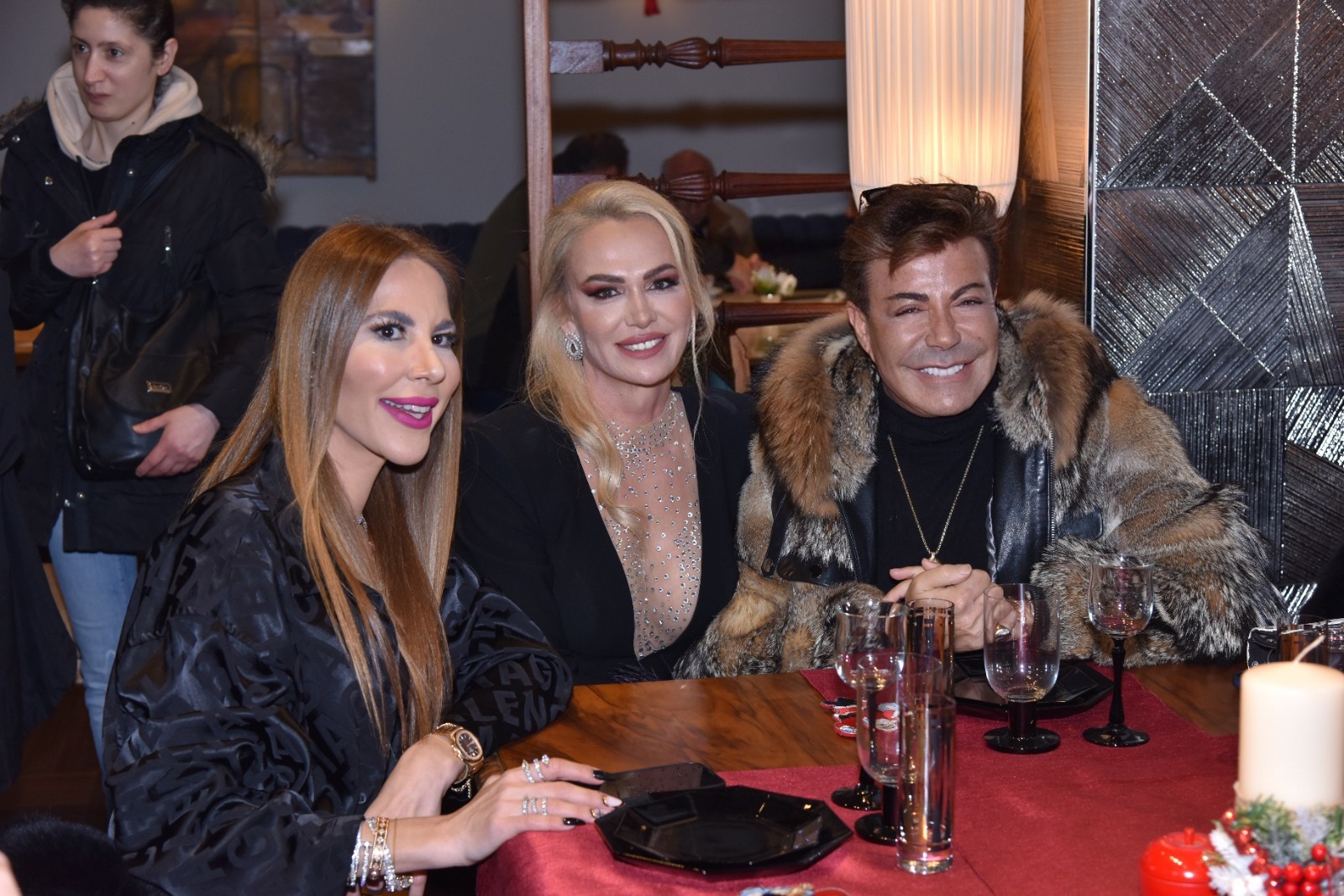 NAGİHAN KARADERE QUEENSLAND BEAUTY PALACE AÇILIŞINA ÜNLÜ İSİMLER AKIN ETTİ