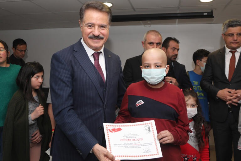 OMÜ ÇOCUK HASTANESİ’NDE  KARNE HEYECANI