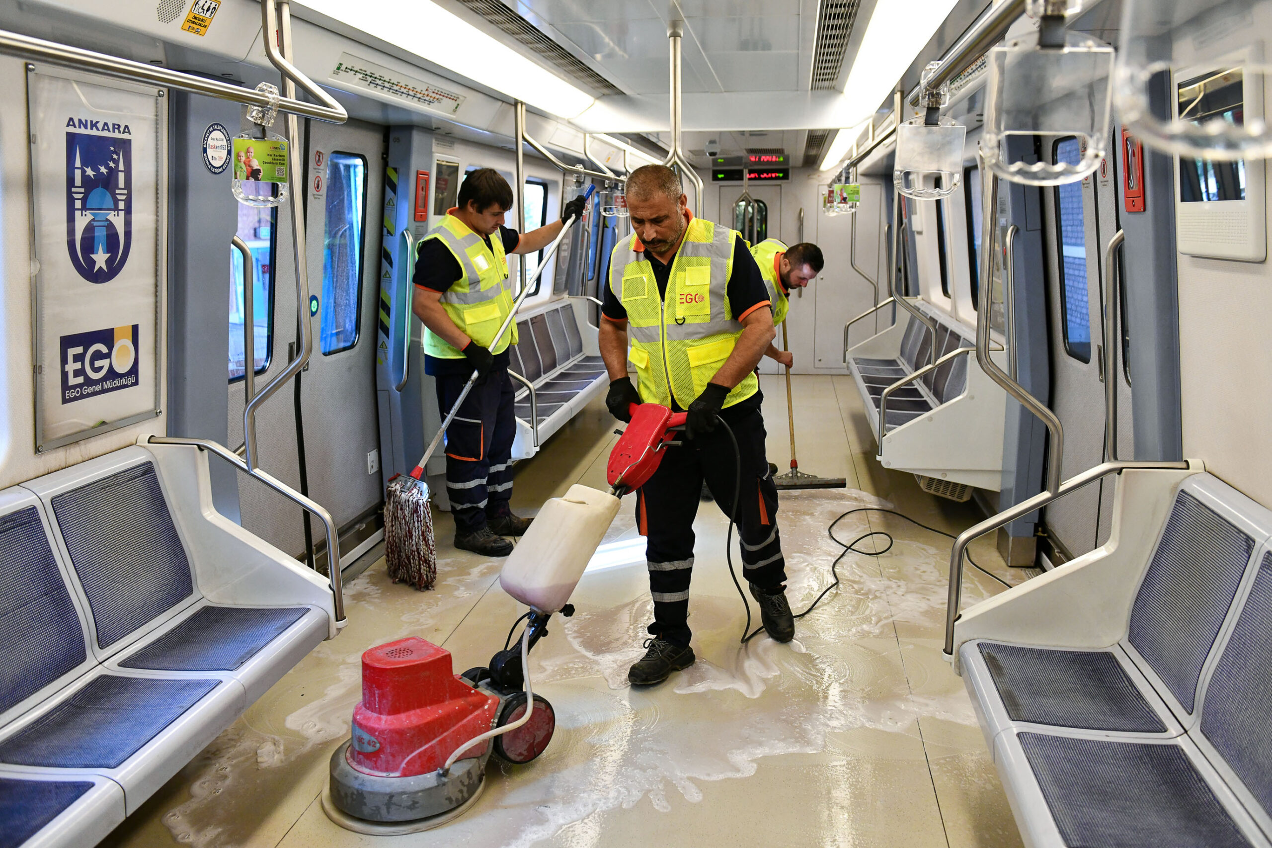 ÖNCELİK TOPLUM SAĞLIĞI: METRO İSTASYONLARI VE VAGONLAR HER GÜN TEMİZLENİYOR