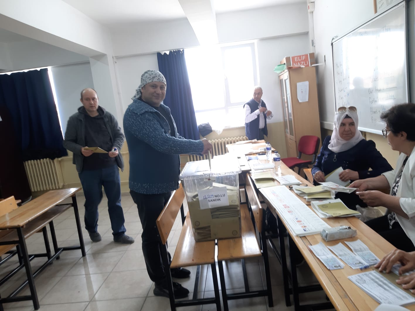 Onur Akay 4 koruma görevlisi ile Akçay'da oy kullandı!