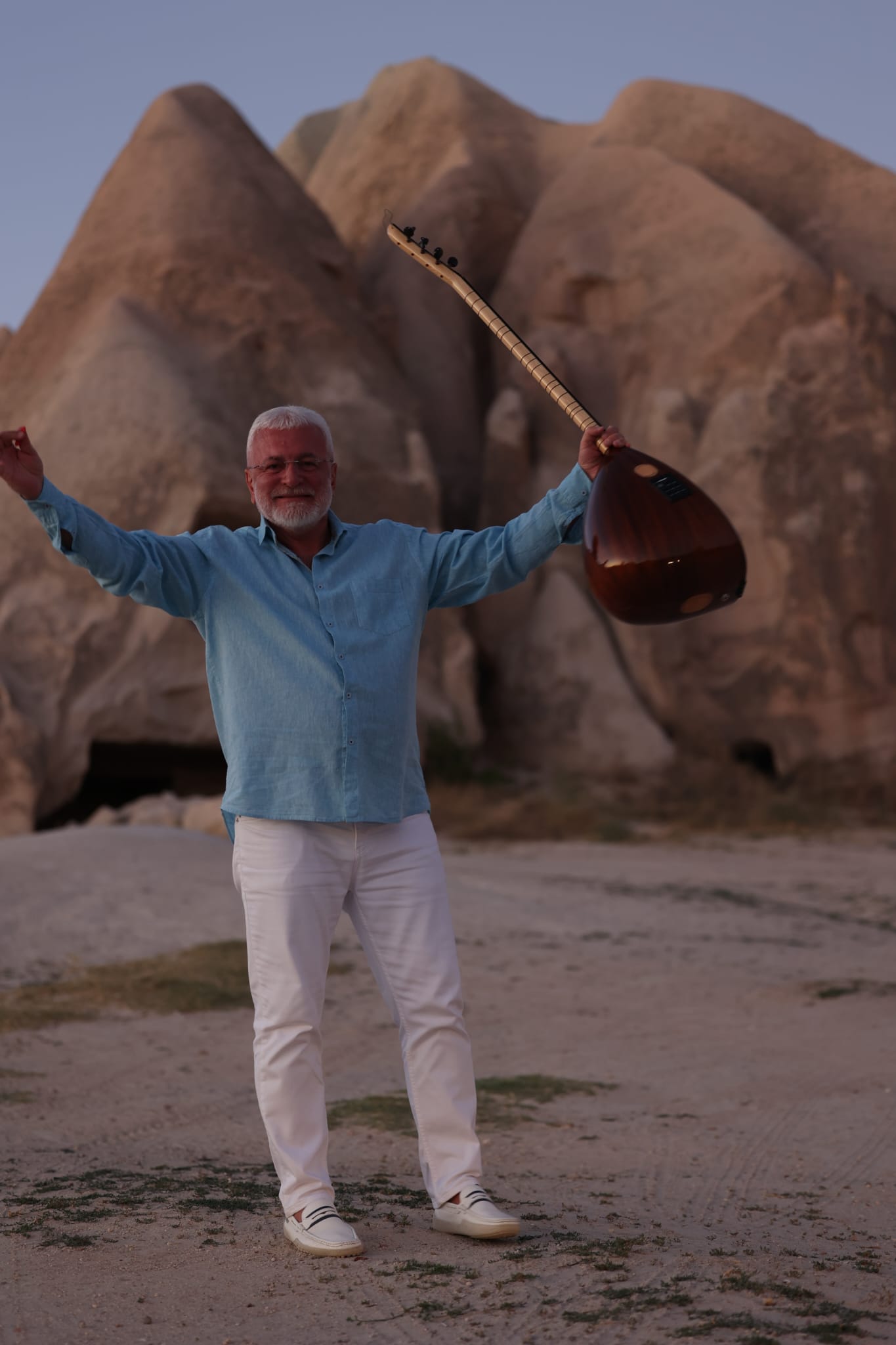 Onur Akın 24 yıl sonra şarkısına yeniden klip çekti