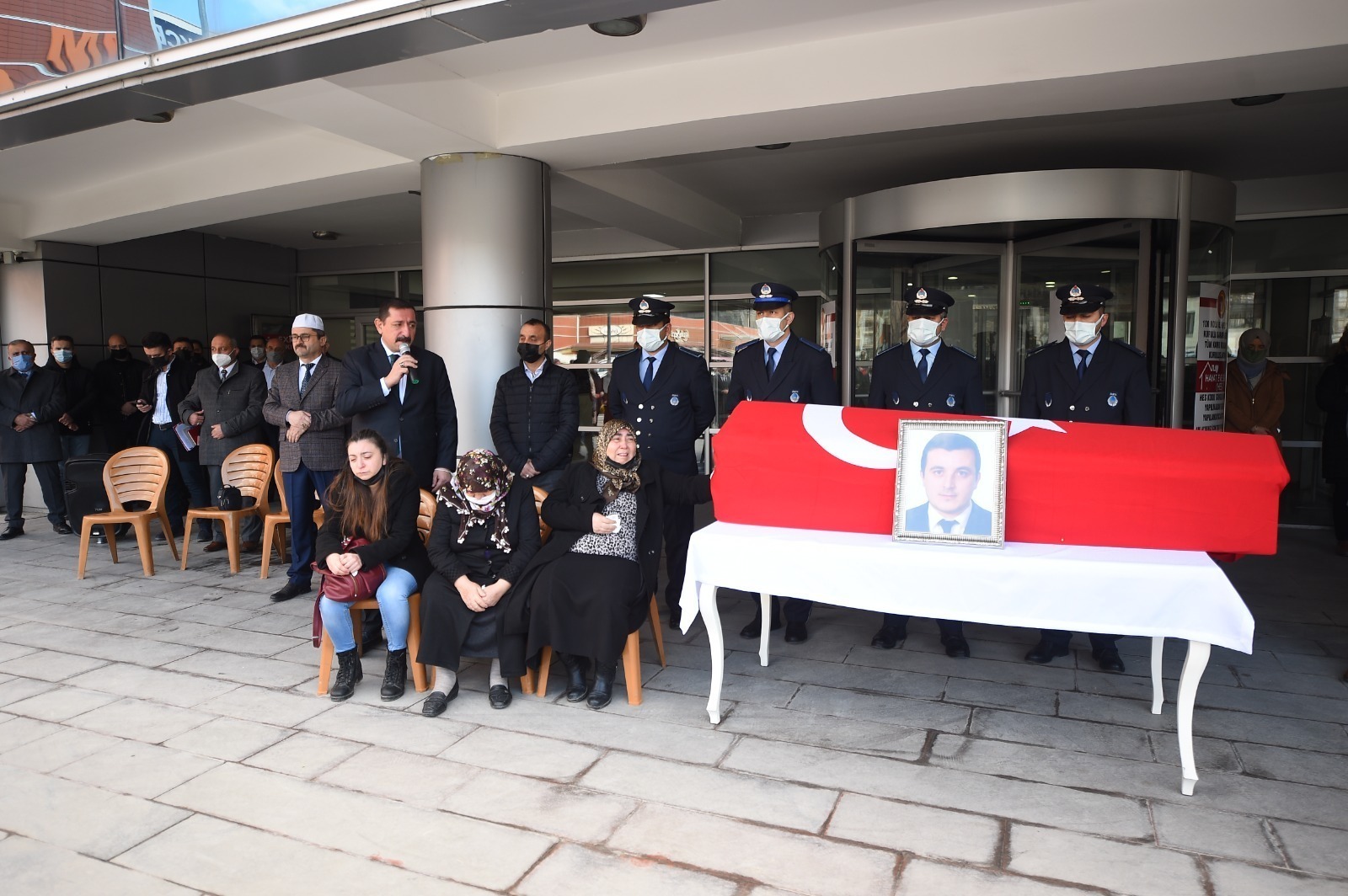Ozanoğlu için belediye önünde cenaze töreni düzenlendi.