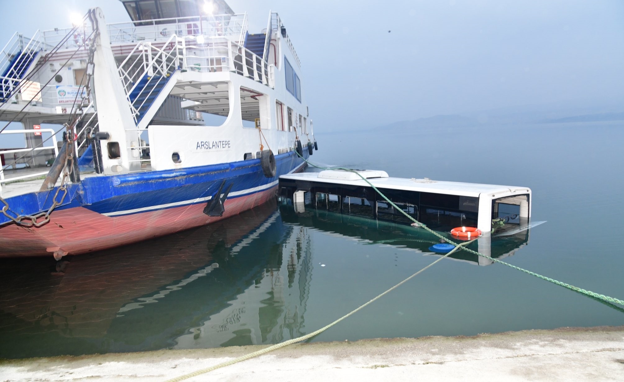 Özel Halk Otobüsü, Karakaya Baraj Göleti’ne Düştü