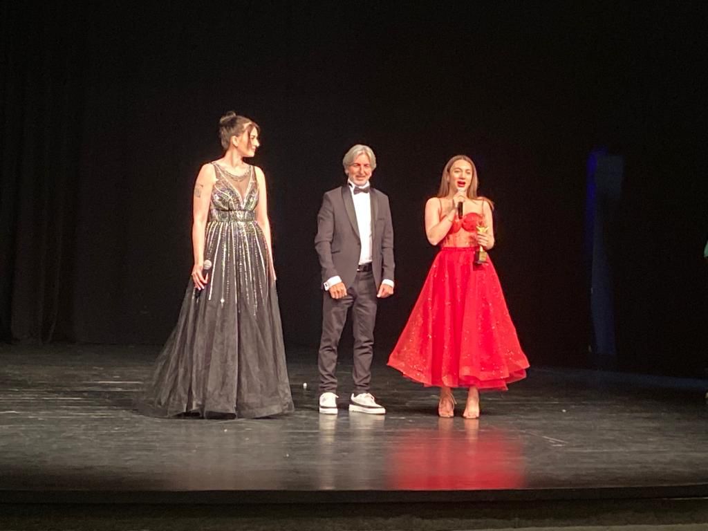 Özlem Eren Yılın Oyuncusu Ödülünü Aldı