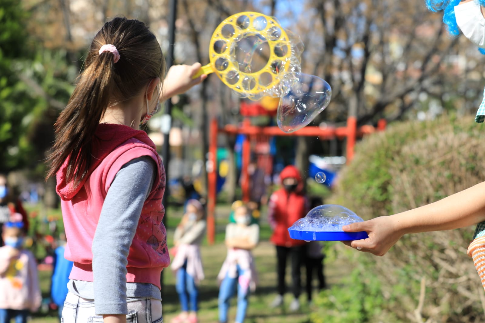 Park ve meydanlar çocuk sesleri ile şenlendi 