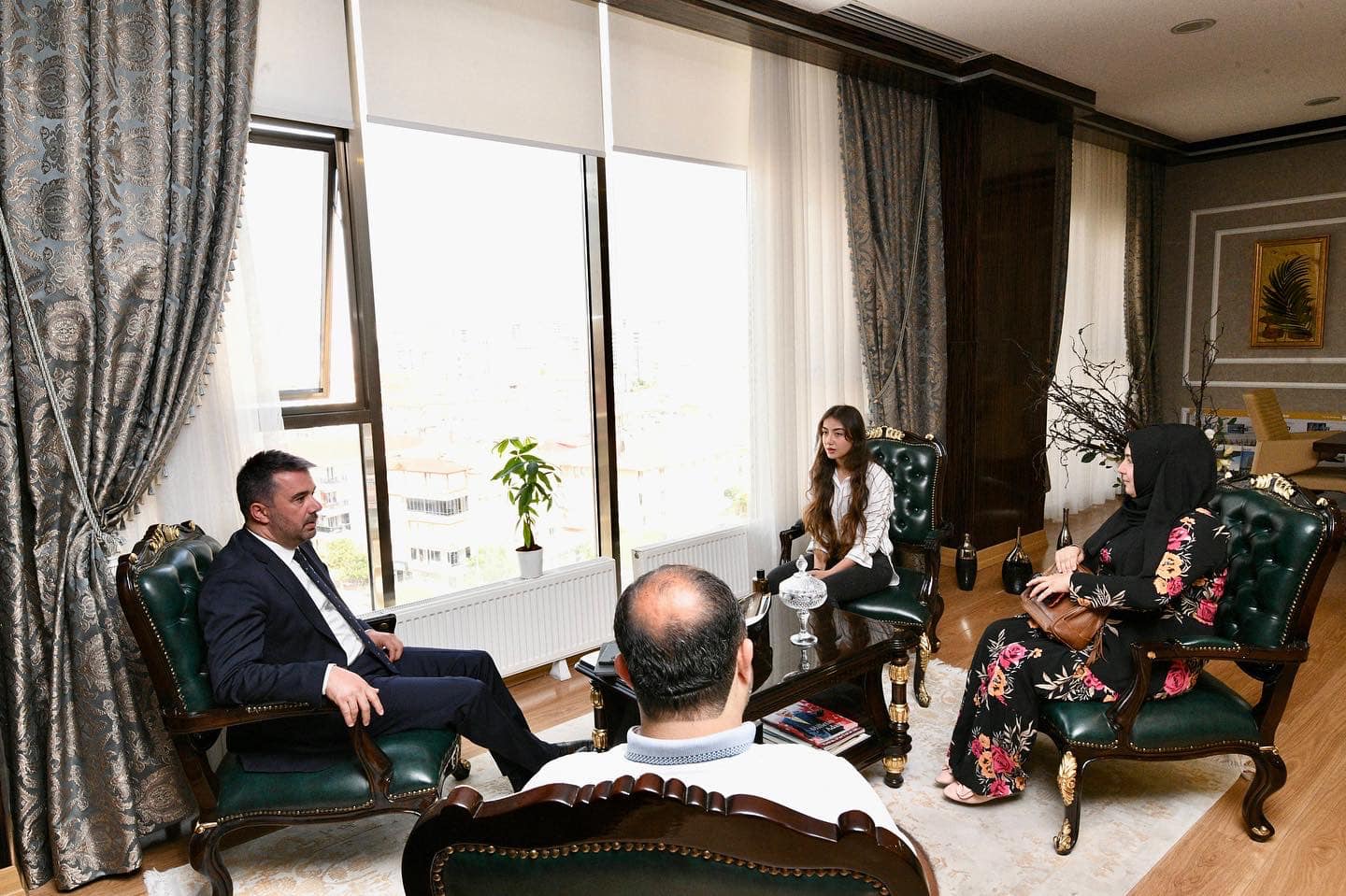 Portrelerde Başkan Ertuğrul Çetin Var