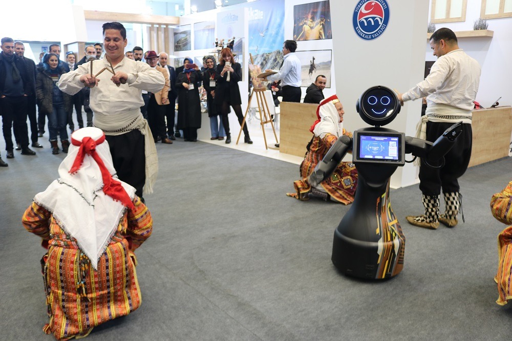ROBOT ADA TÜRKÜLER  EŞLİĞİNDE OYNADI…