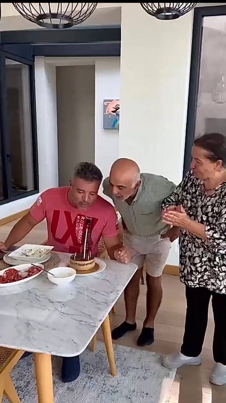 Sadettin Saran Fenerbahçe marşıyla yeni yaşını kutladı