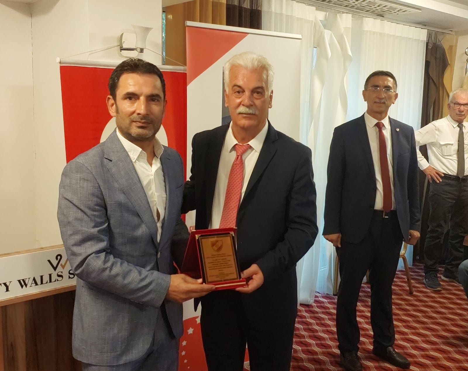 SAHA KOMİSERLERİNDEN TRT KURDİ’YE PLAKET