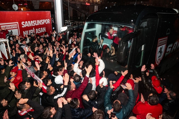 SAMSUNSPOR TARAFTARI  MEŞALELERLE KARŞILADI