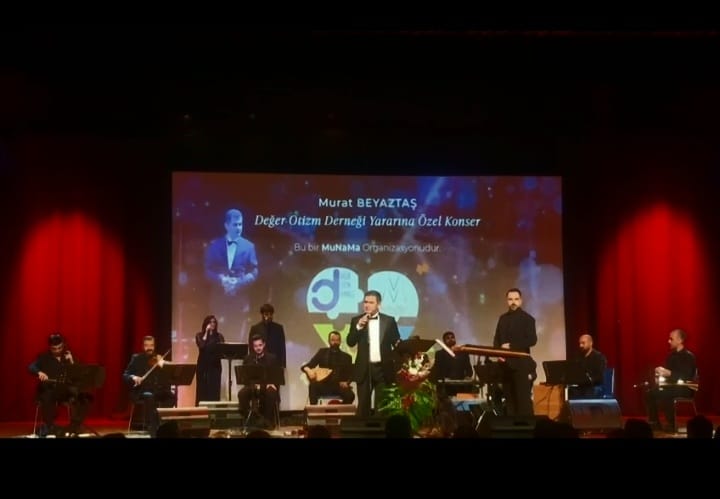 Sanatçı Murat Beyaztaş otizmli çocuklar için sahne aldı