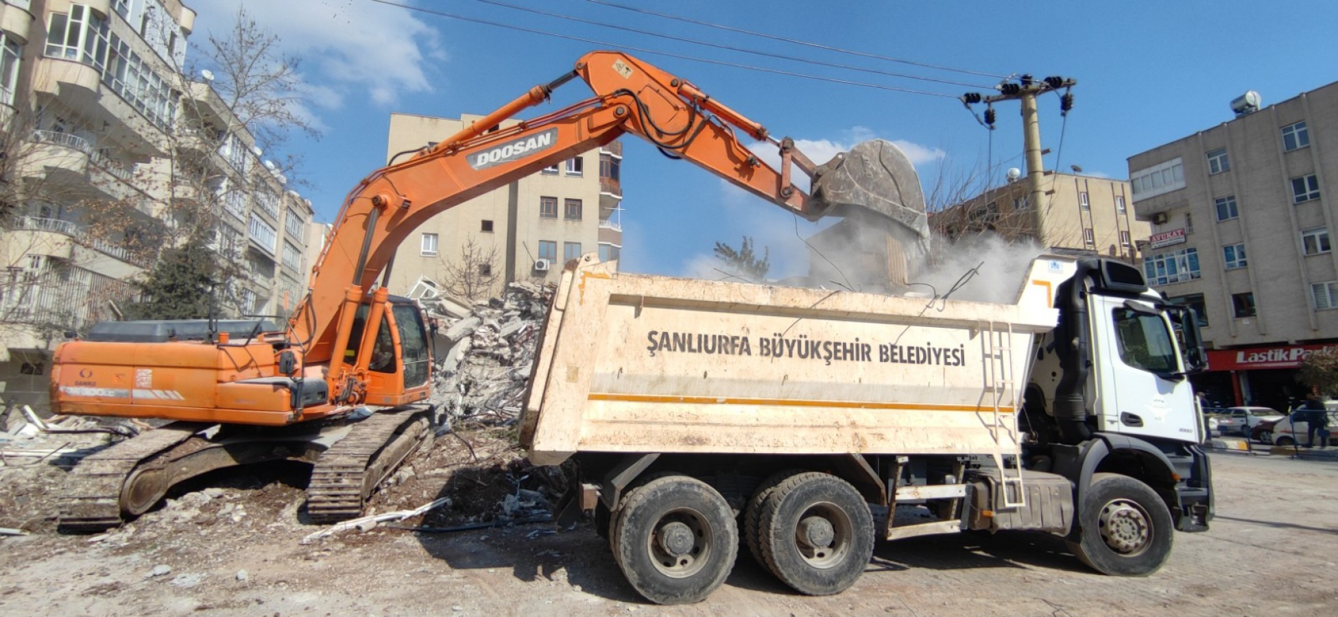 Şanlıurfa’da Enkaz Kaldırma Çalışması Devam Ediyor