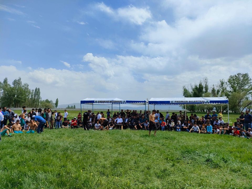 Sarıgül'den Pasinler'e Karakucak Güreş Mesaji