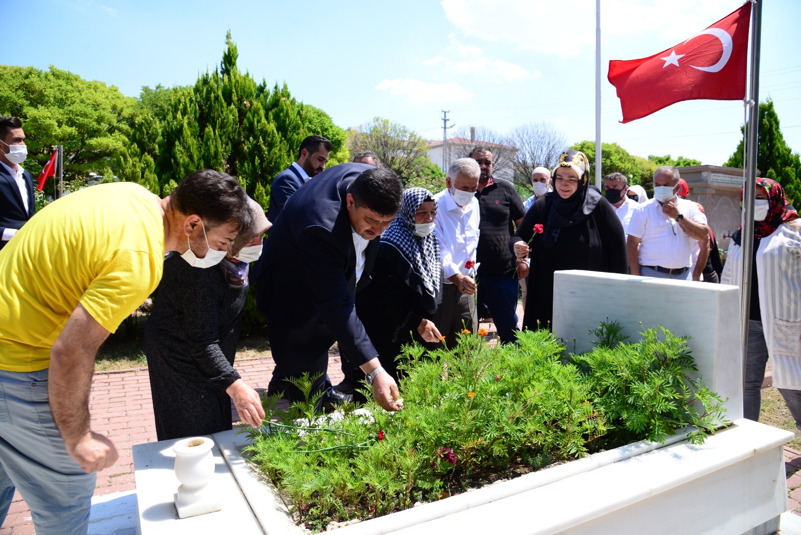 Şehitlikte duygu dolu bayramlaşma