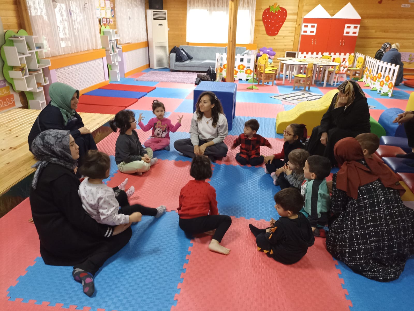SİNCAN BEBEK KÜTÜPHANESİNDE ÇOCUKLAR EĞLENEREK ÖĞRENİYOR