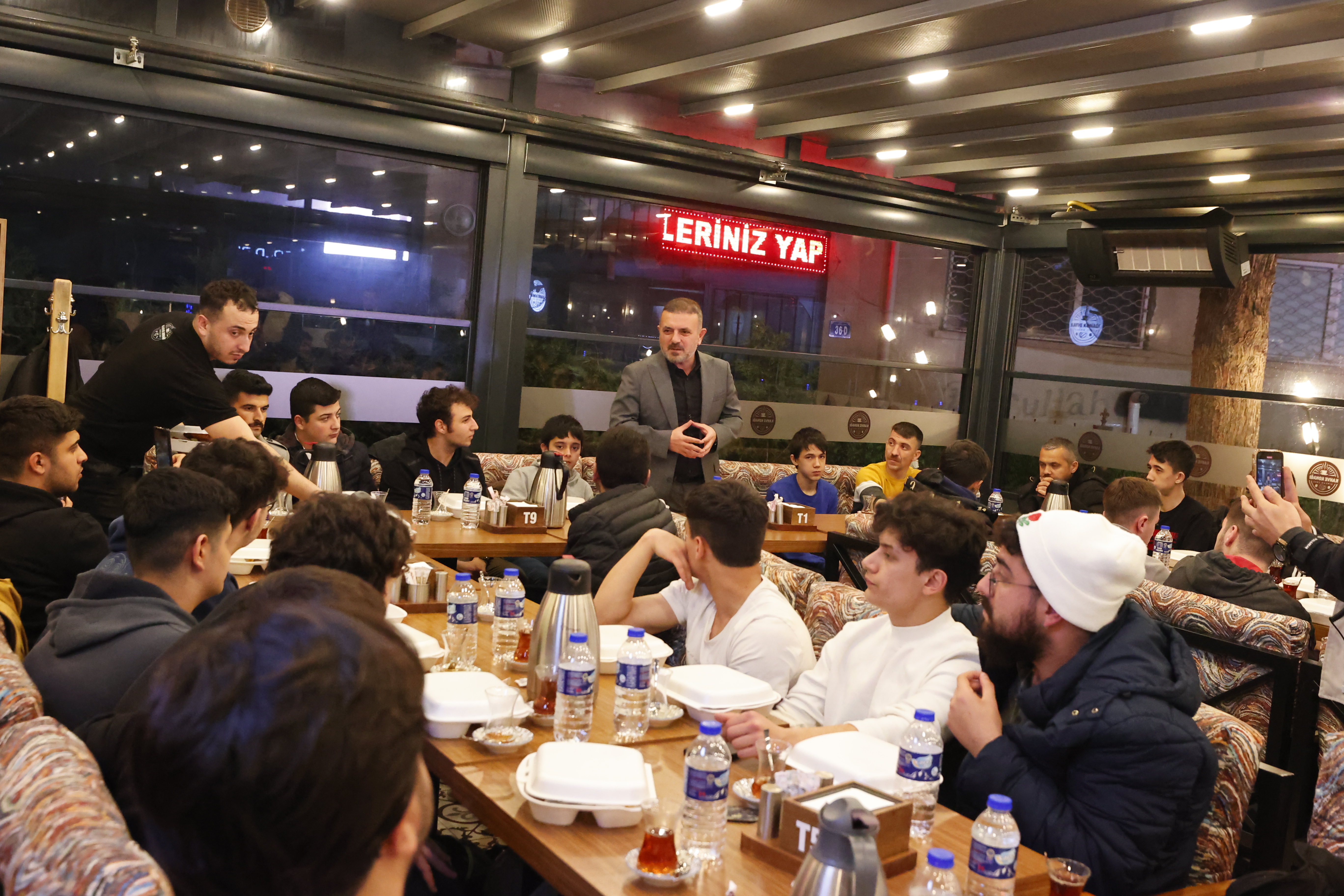 SİNCAN BELEDİYE BAŞKANI MURAT ERCAN GENÇLERLE SAHUR YAPTI