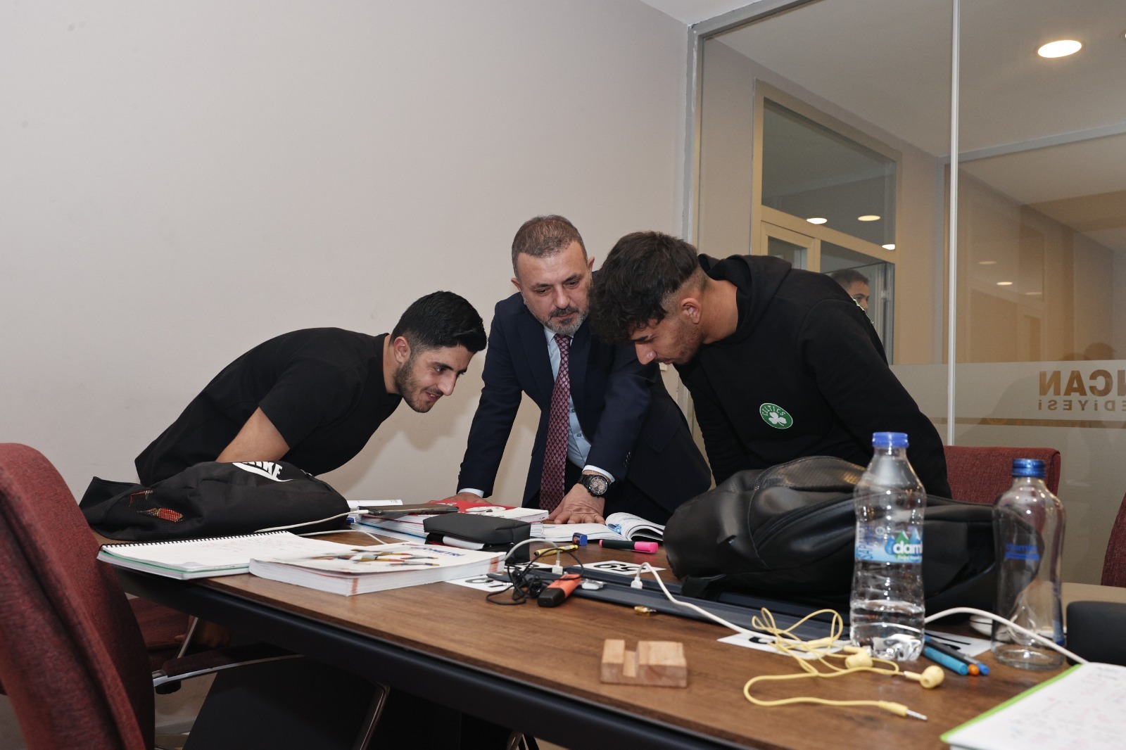 SİNCAN BELEDİYE BAŞKANI MURAT ERCAN ÖĞRENCİLERLE MİLLET KIRAATHANELERİNDE BULUŞUYOR.