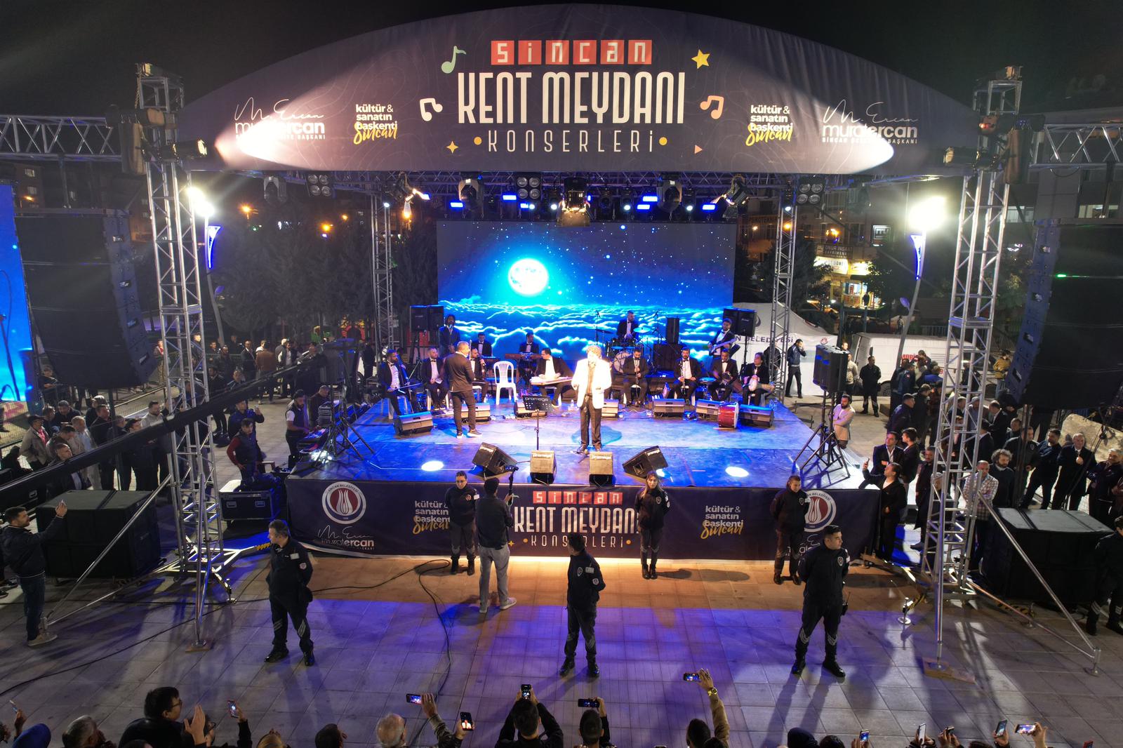SİNCAN HAKAN TAŞIYAN KONSERİYLE KEYİFLİ BiR AKŞAM GEÇİRDİ