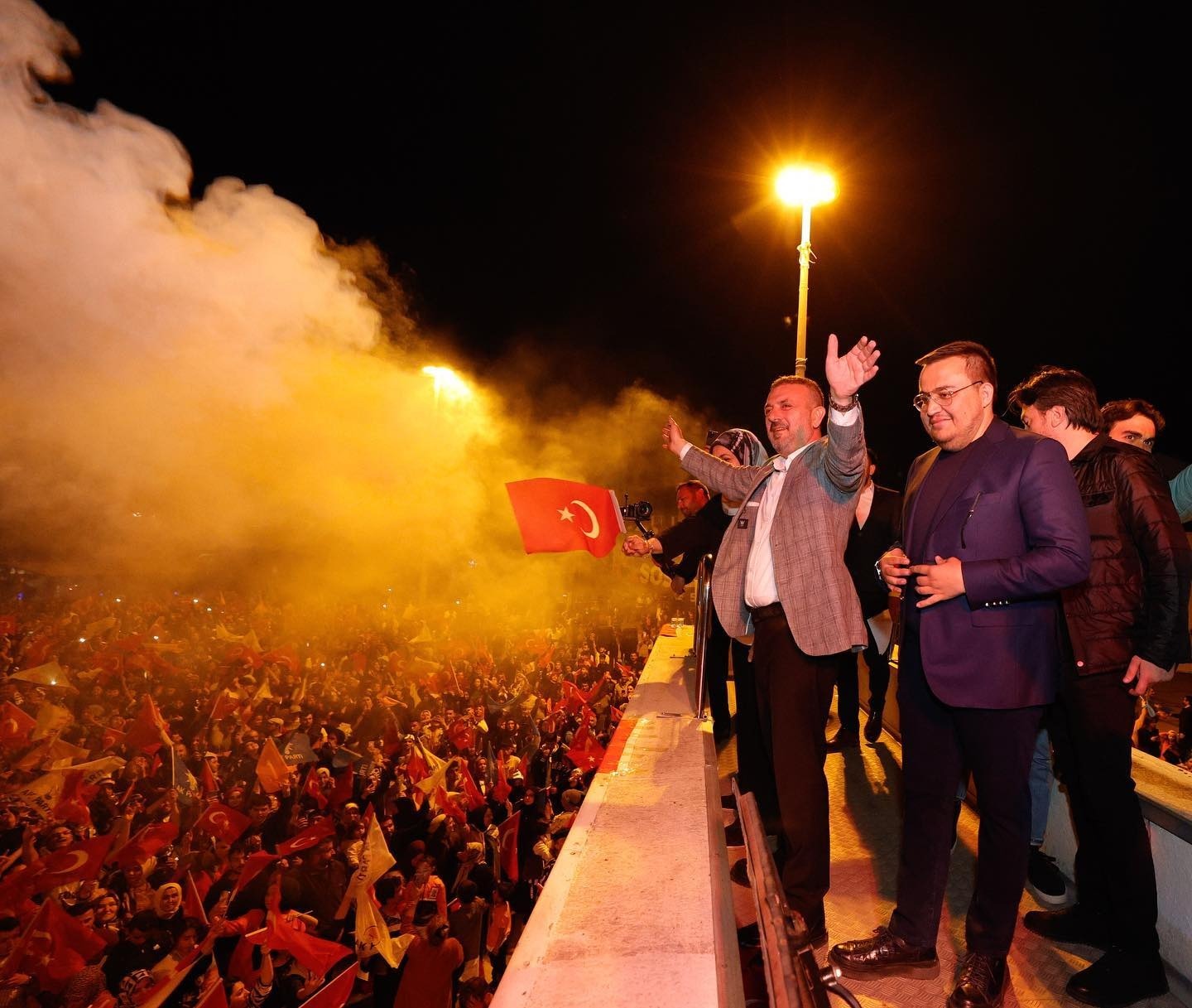 SİNCAN’DA SEÇİM ZAFERİ BÜYÜK BİR COŞKUYLA KUTLANDI