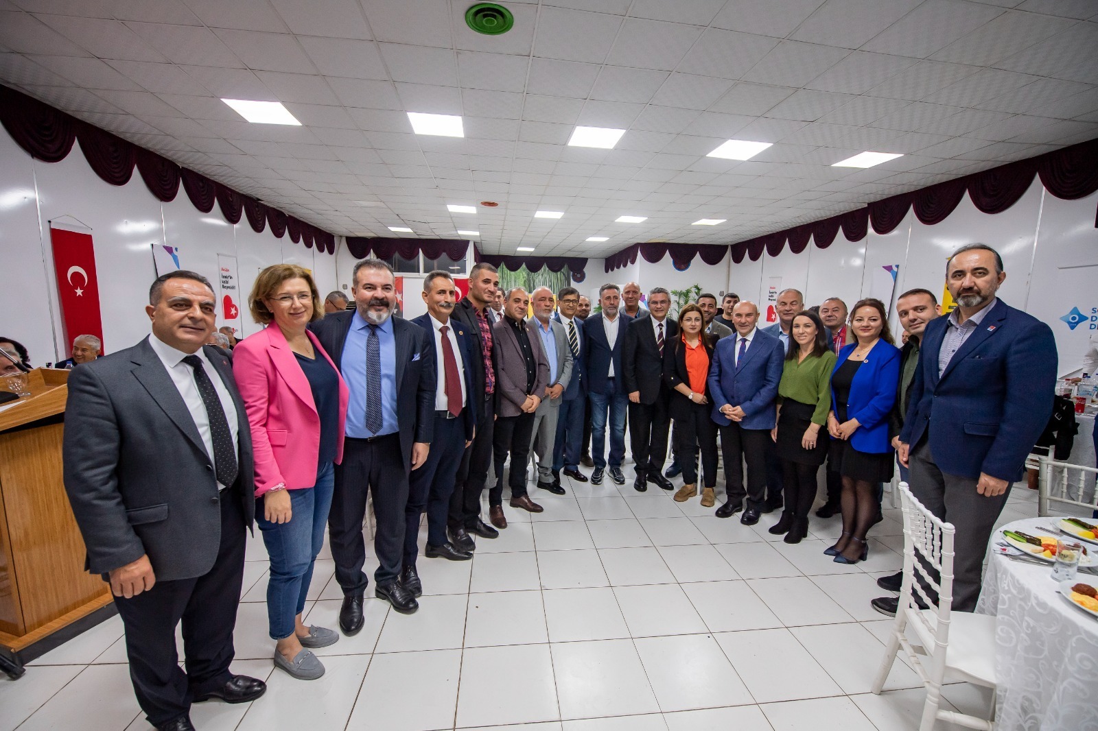 Sosyal Demokrasi Derneği İzmir Şubesi’nin düzenlediği Umut ve Dayanışma Yemeğinde CHP liler biraraya geldi.