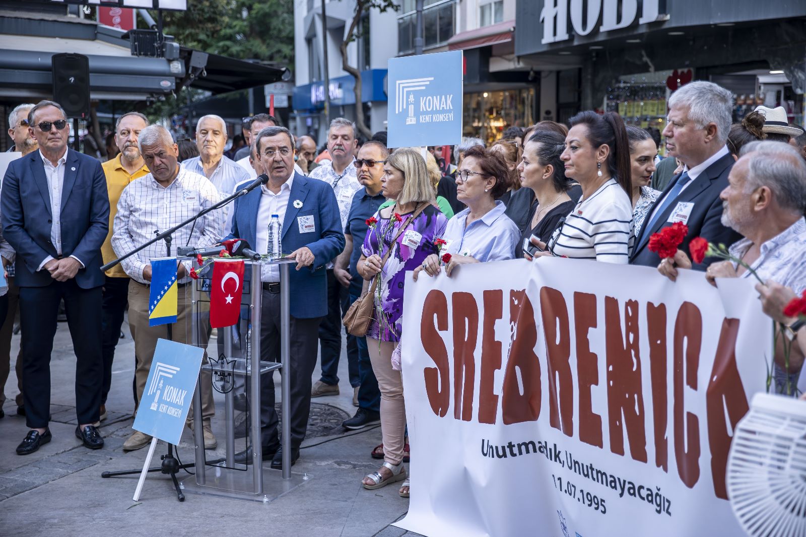 Srebrenitsa kurbanlarına  Konak’ta hüzünlü anma