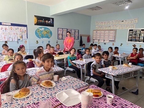 Taşköprülü Şirin öğretmen, öğrencileri için elleriyle hamburger hazırladı.