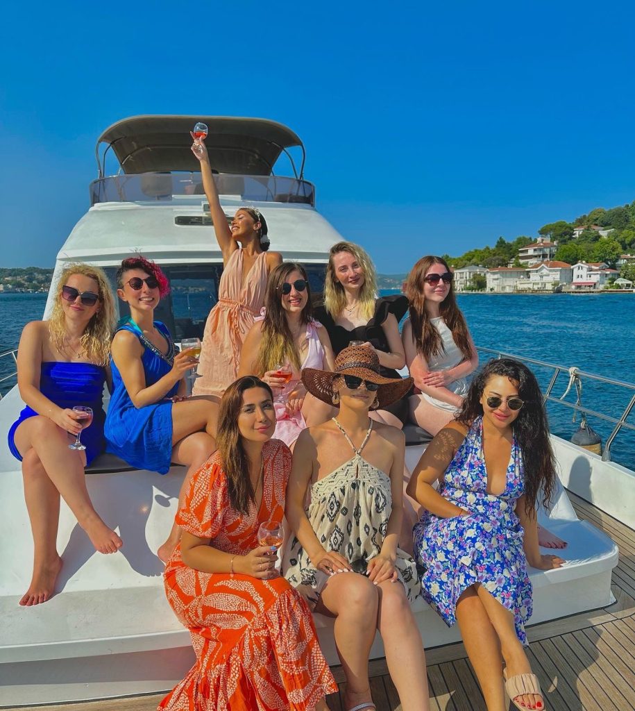 Tuğba yıldırımYeni yaşını arkadaşlarıyla teknede kutladı