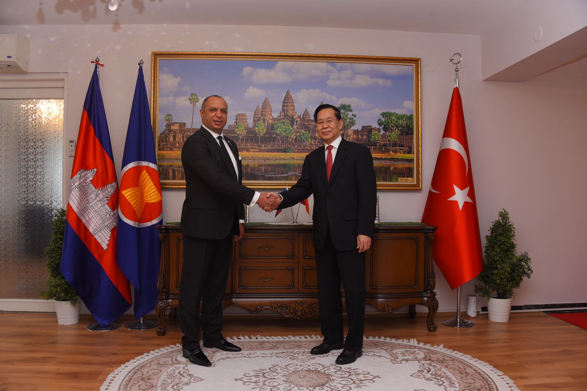 TÜRKBİRKON GENEL BAŞKANI HAKAN AKTÜRK KAMBOÇYA KRALLIĞI ANKARA BÜYÜKELÇİSİ MEAS KIM HENG'İ ZİYARET ETTİ.