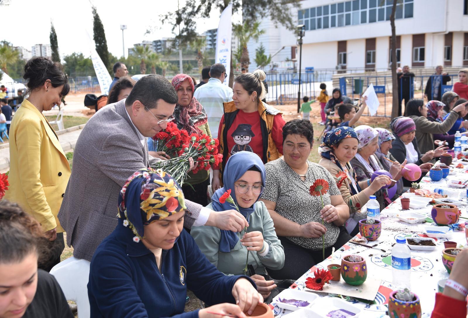 Tütüncü’den depremzede kadınlara ‘8 Mart’ karanfili